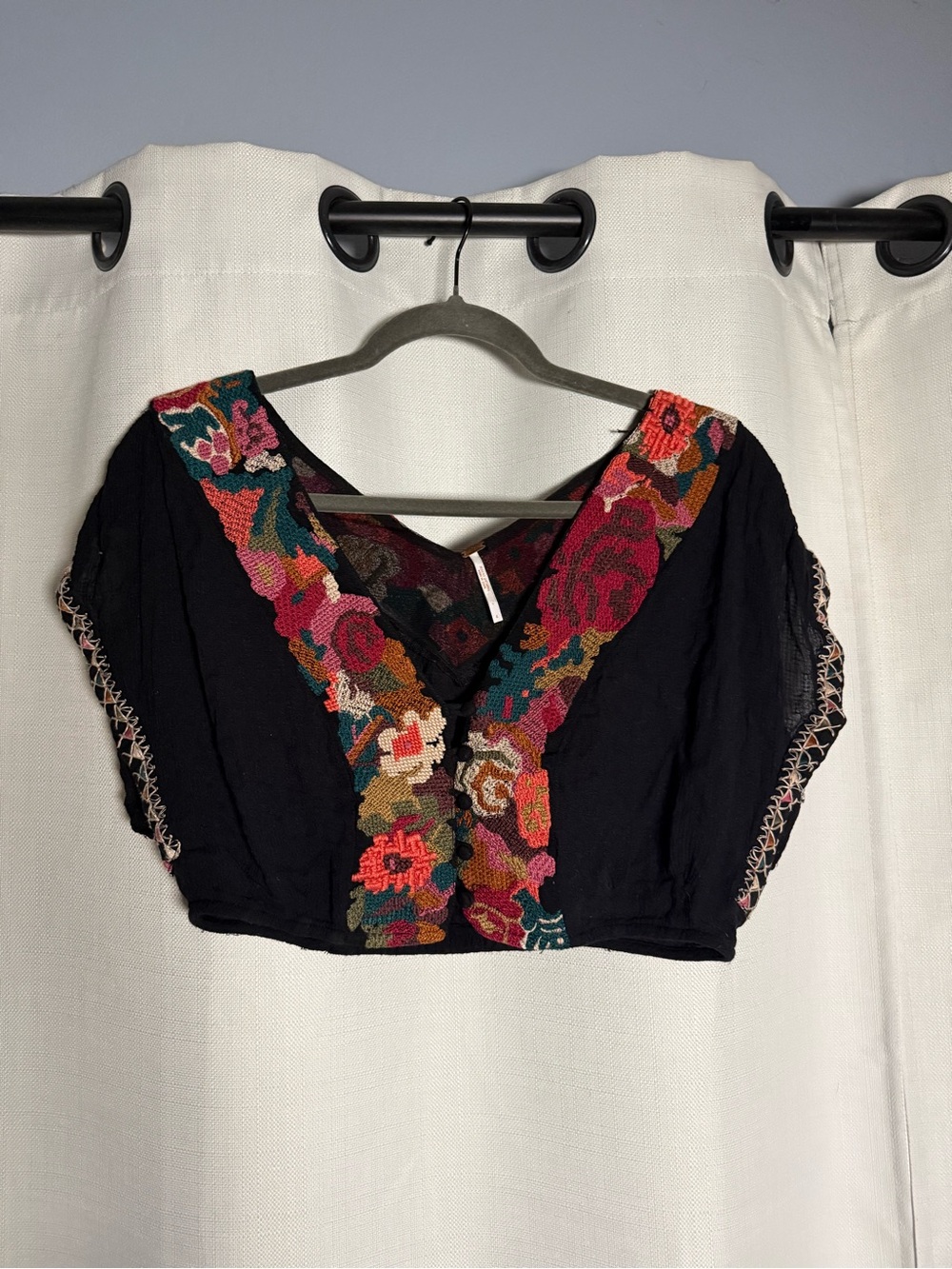 Free People Santoshi Black Floral Embroidered Crop Top Size 4 - Picture 2 of 6